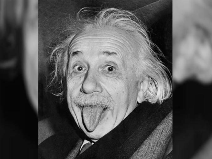 Alberet Einstein con la lengua afuera.jpg