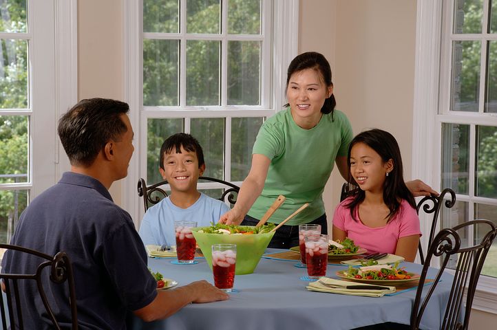 family-eating-at-the-table-619142__480.jpg
